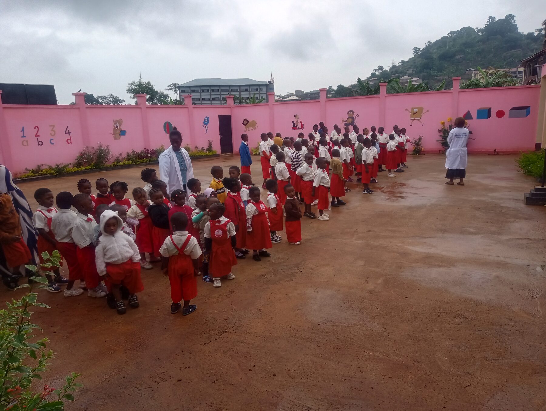 Rassemblement des élèves de maternelle dans la cour